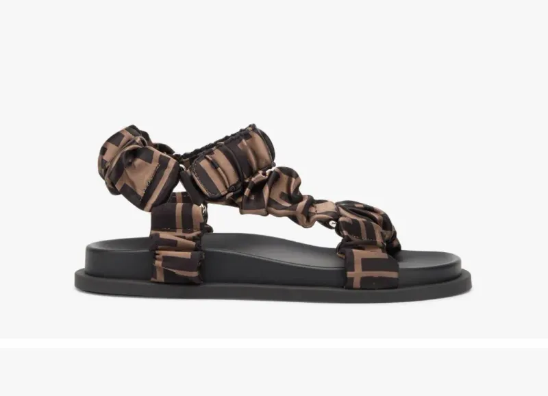 2024 París Sandalias y zapatillas de lujo para mujeres Moda Fashion Summer Girls Beach's Plan Bottom Snippers and Slippers 