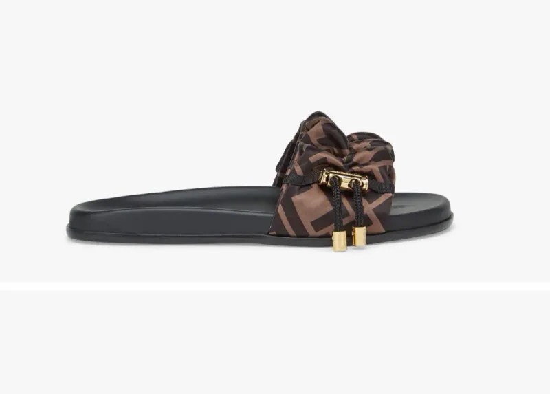 2024 París Sandalias y zapatillas de lujo para mujeres Moda Fashion Summer Girls Beach's Plan Bottom Snippers and Slippers 