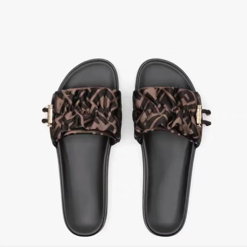 2024 París Sandalias y zapatillas de lujo para mujeres Moda Fashion Summer Girls Beach's Plan Bottom Snippers and Slippers 