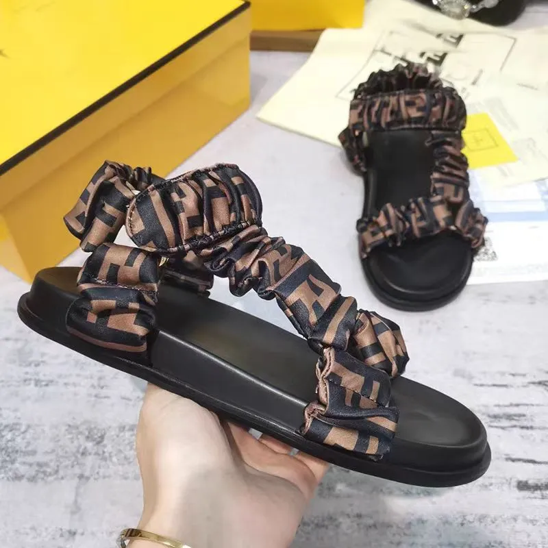 2024 París Sandalias y zapatillas de lujo para mujeres Moda Fashion Summer Girls Beach's Plan Bottom Snippers and Slippers 