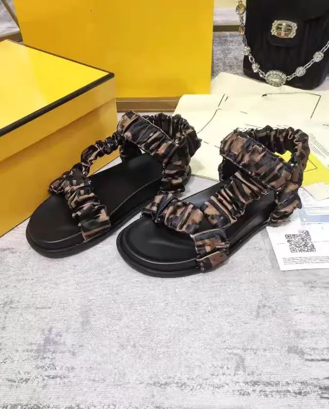 2024 París Sandalias y zapatillas de lujo para mujeres Moda Fashion Summer Girls Beach's Plan Bottom Snippers and Slippers 