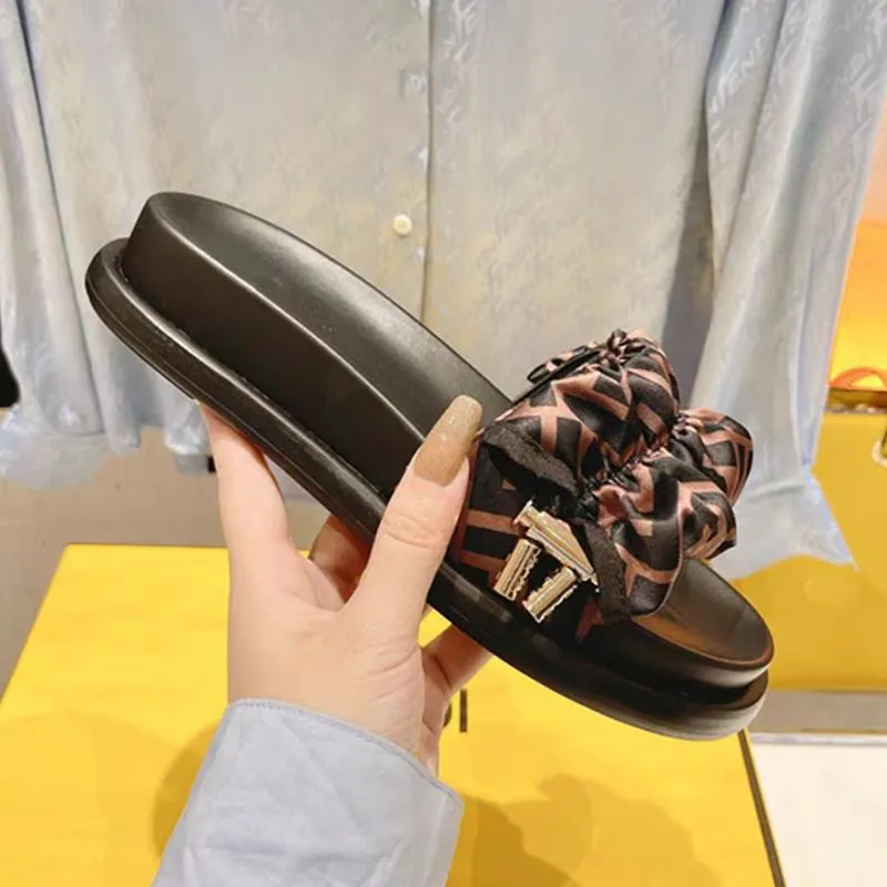 2024 París Sandalias y zapatillas de lujo para mujeres Moda Fashion Summer Girls Beach's Plan Bottom Snippers and Slippers 