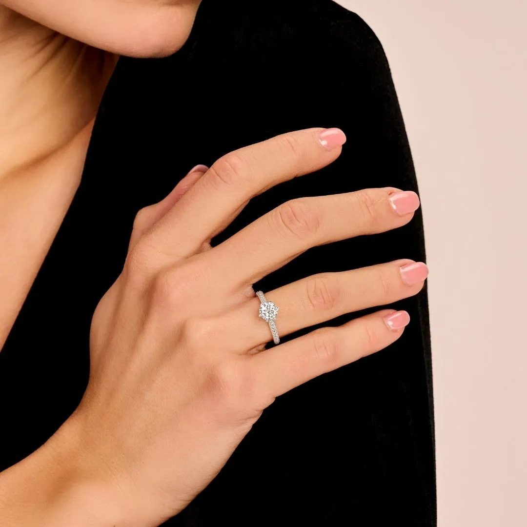 3.00 quilates anillo de oro rojo de diamantes con diamantes en los lados 