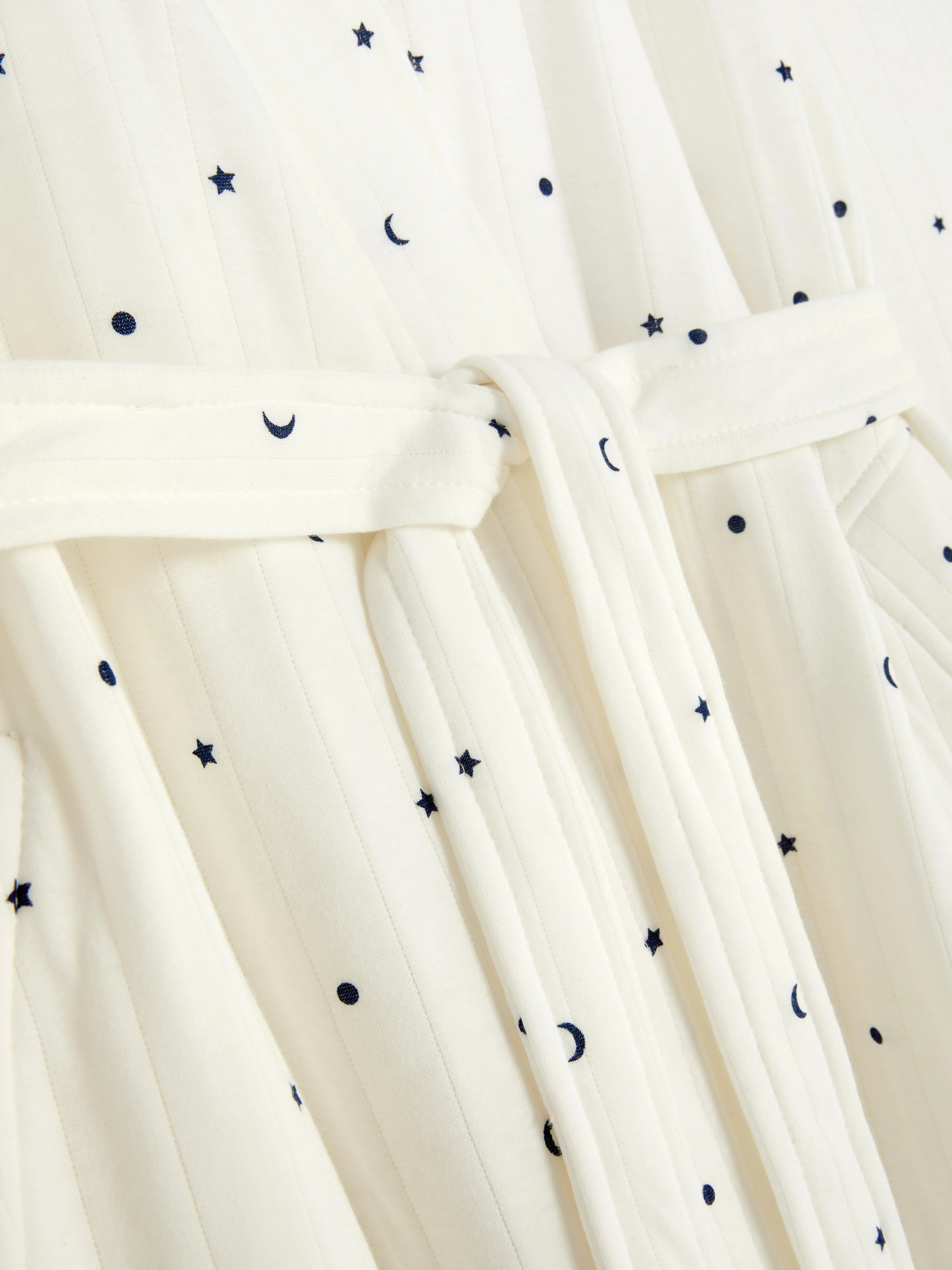 Bata acolchada con estampado de lunas y estrellas