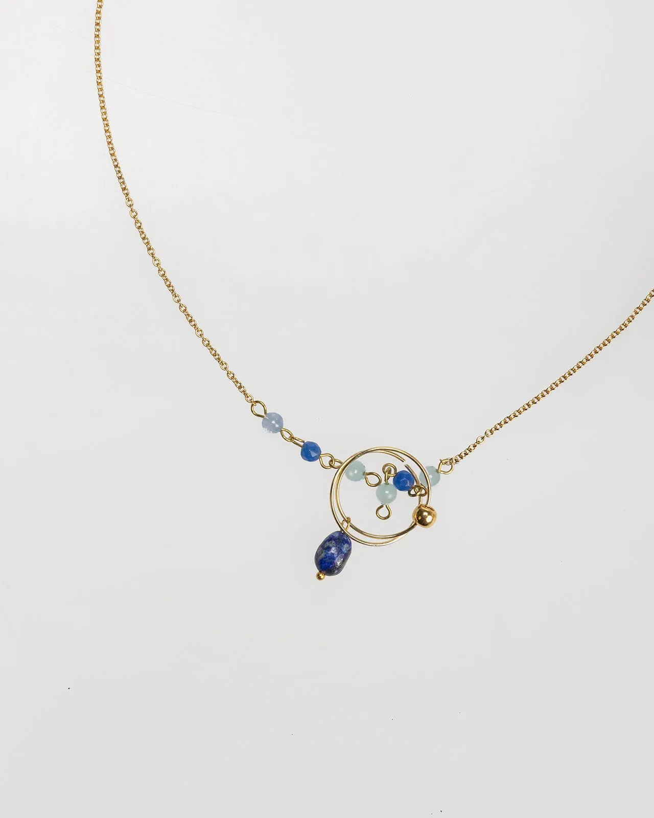Collar oro con abalorios tonos azules