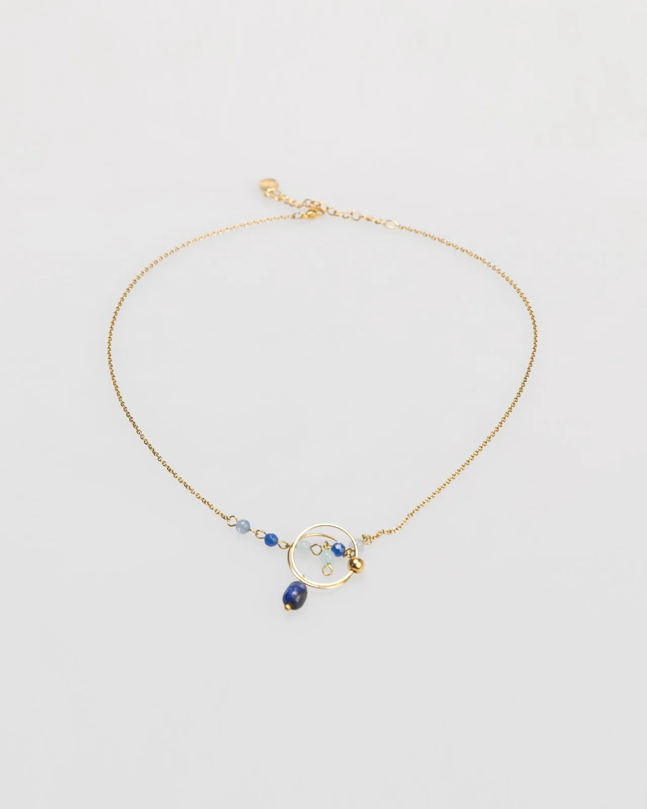 Collar oro con abalorios tonos azules
