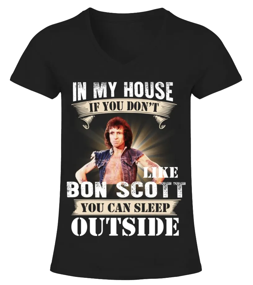 IN MY HOUSE IF YOU DON'T LIKE BON SCOTT YOU CAN SLEEP OUTSIDE Camiseta cuello pico Mujer