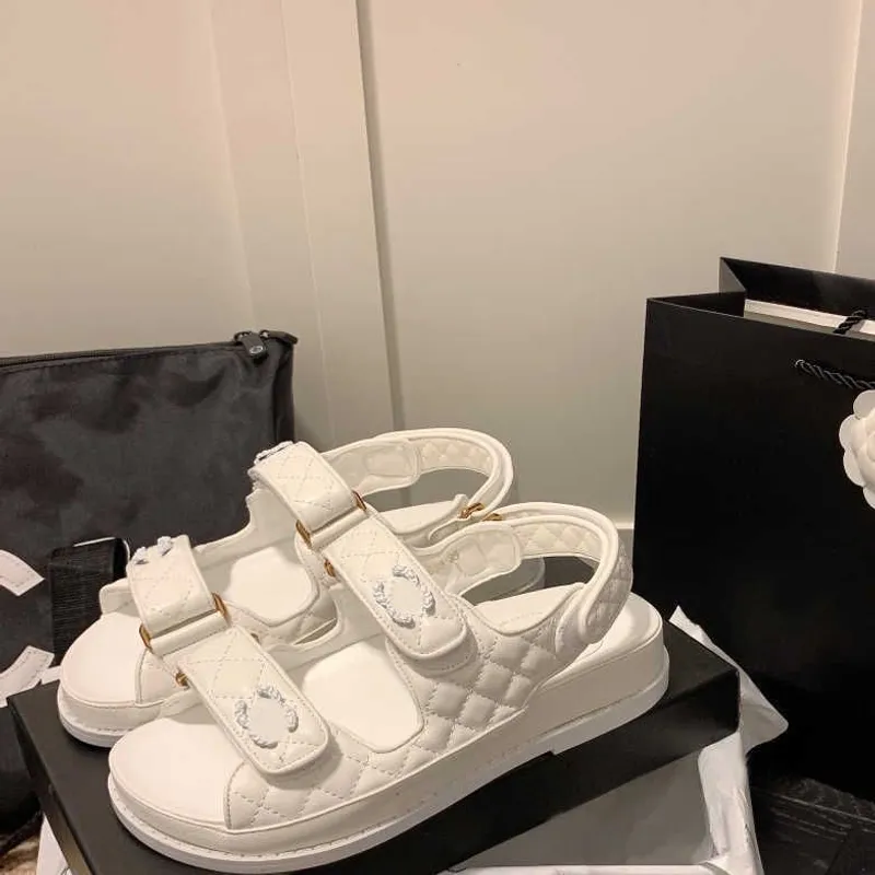 Sandalias de diseñador Mujeres Cristal de ternero Zapatos casuales de cuero Romano Tacón plano Wedge Diamond tejido ES Slippers 