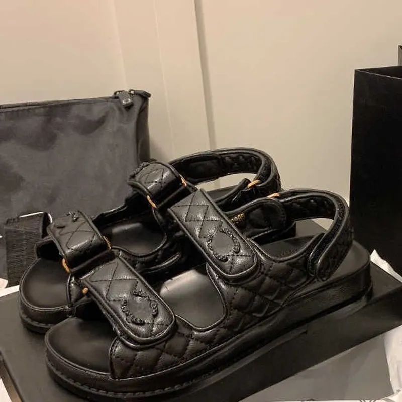 Sandalias de diseñador Mujeres Cristal de ternero Zapatos casuales de cuero Romano Tacón plano Wedge Diamond tejido ES Slippers 