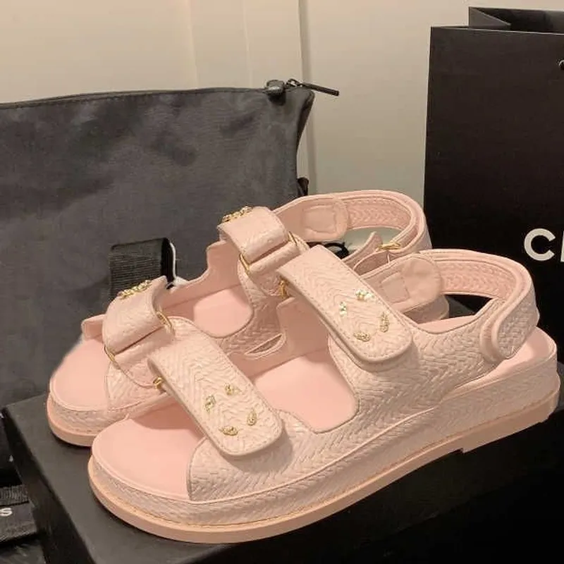 Sandalias de diseñador Mujeres Cristal de ternero Zapatos casuales de cuero Romano Tacón plano Wedge Diamond tejido ES Slippers 