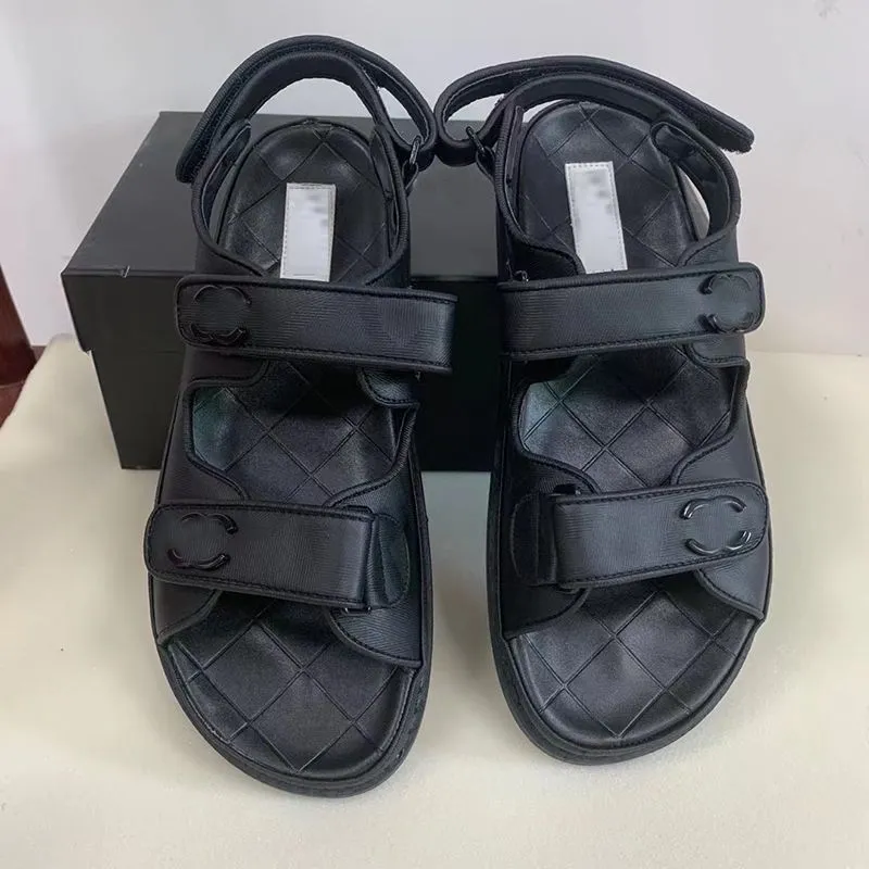 Sandalias de diseñador Mujeres Cristal de ternero Zapatos casuales de cuero Romano Tacón plano Wedge Diamond tejido ES Slippers 