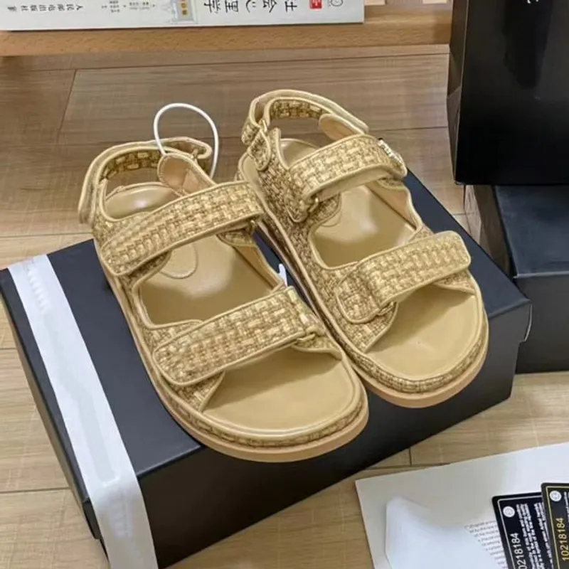 Sandalias de diseñador Mujeres Cristal de ternero Zapatos casuales de cuero Romano Tacón plano Wedge Diamond tejido ES Slippers 
