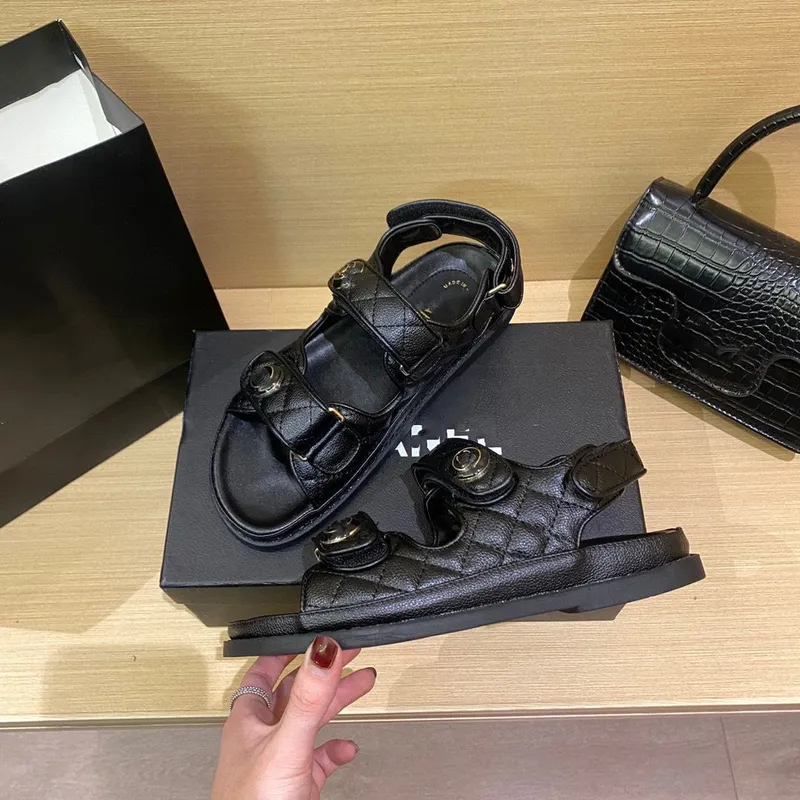 Sandalias de diseñador Mujeres Cristal de ternero Zapatos casuales de cuero Romano Tacón plano Wedge Diamond tejido ES Slippers 