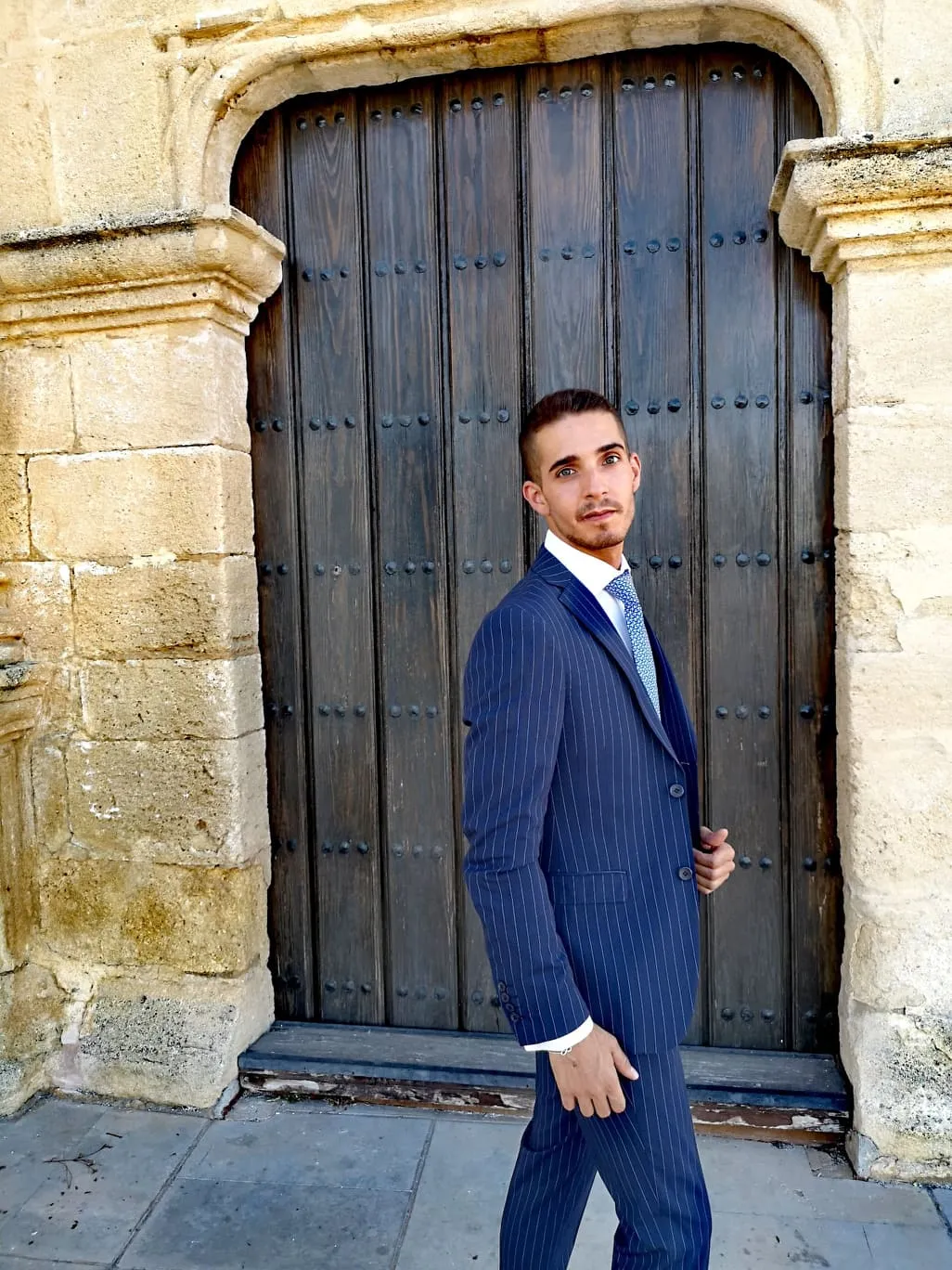 Traje azul oscuro con rayas diplomáticas