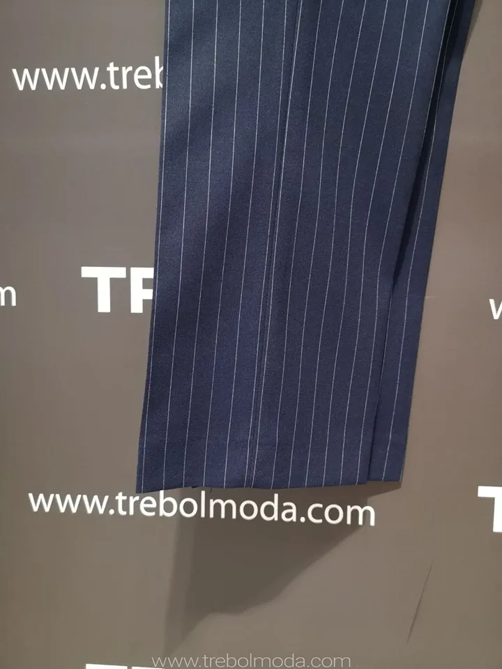 Traje azul oscuro con rayas diplomáticas