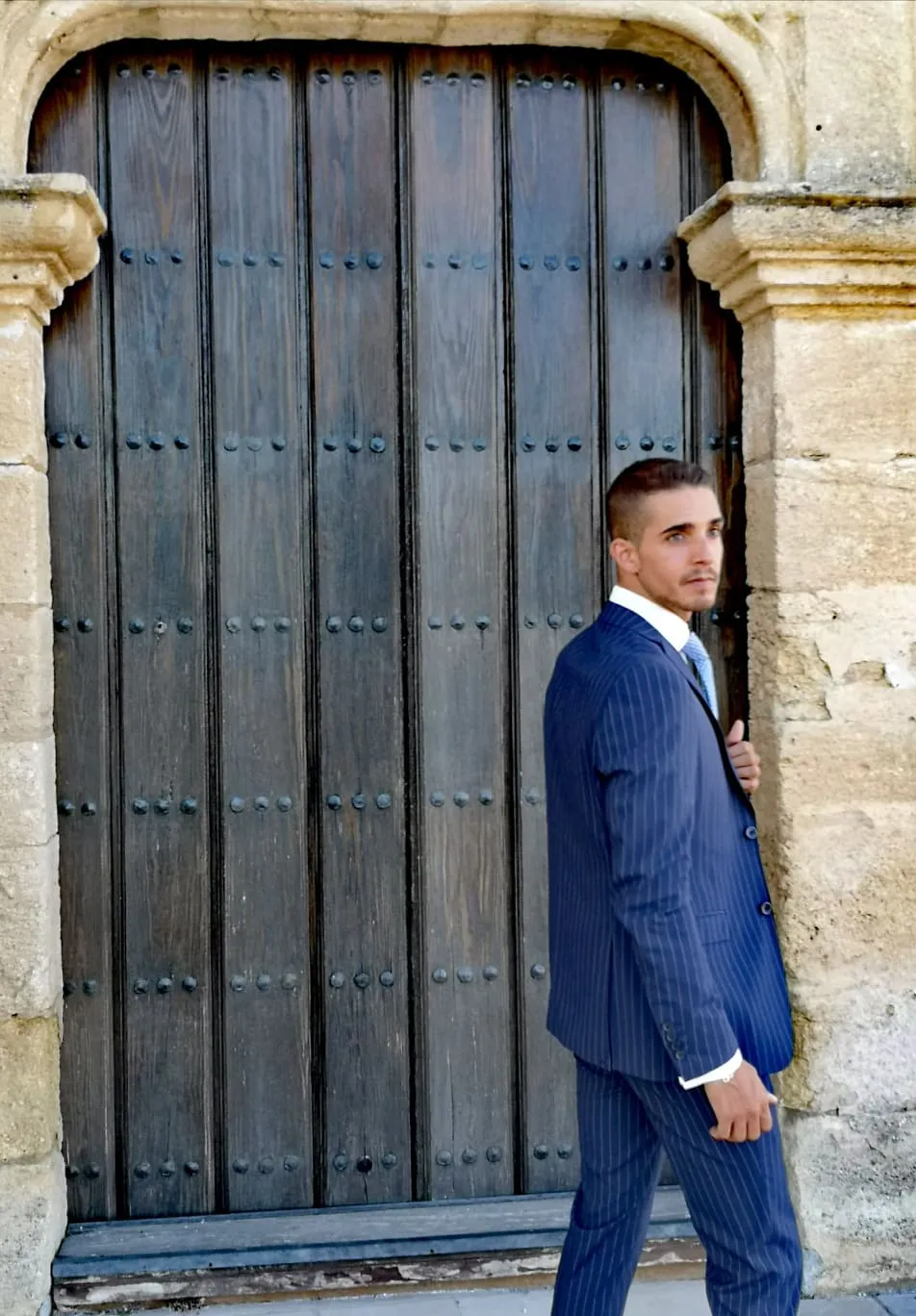 Traje azul oscuro con rayas diplomáticas