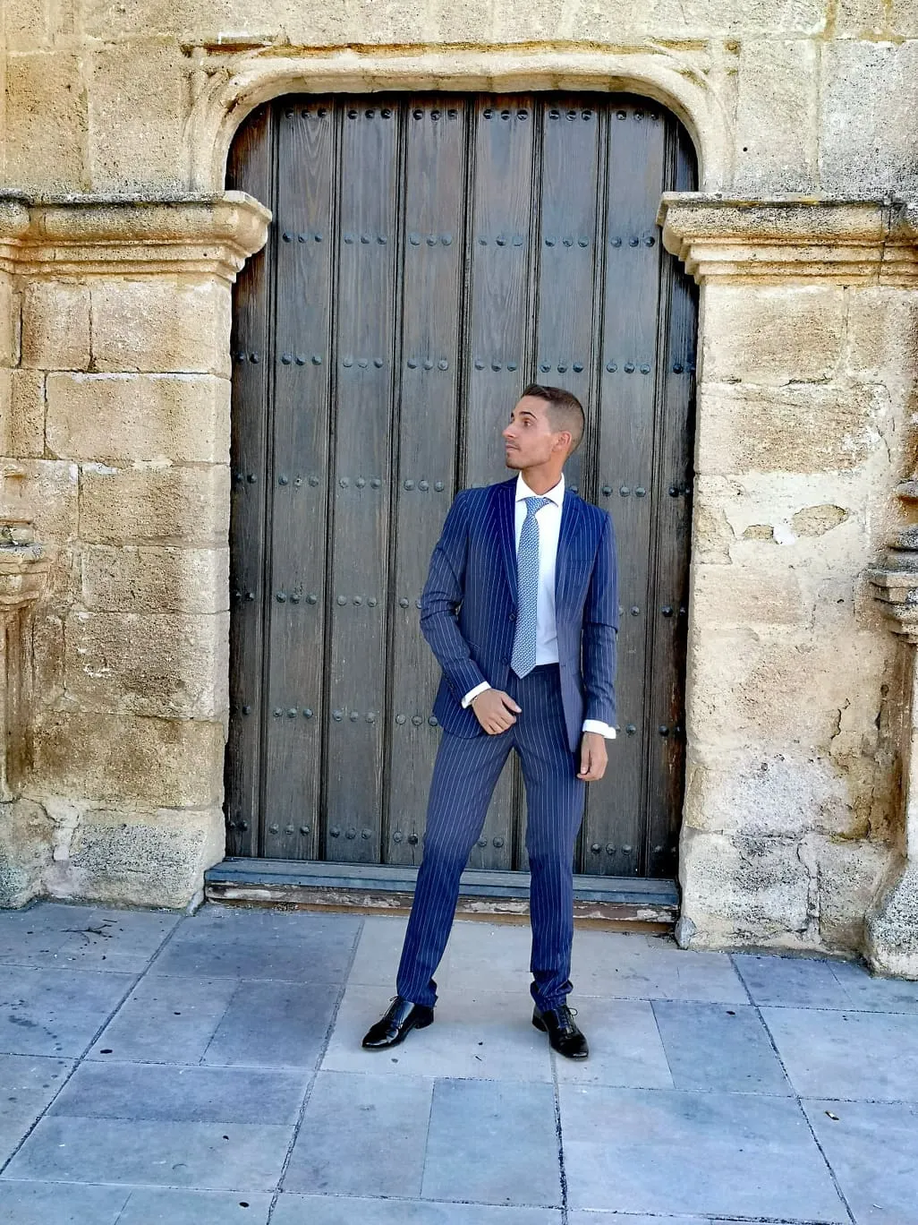 Traje azul oscuro con rayas diplomáticas