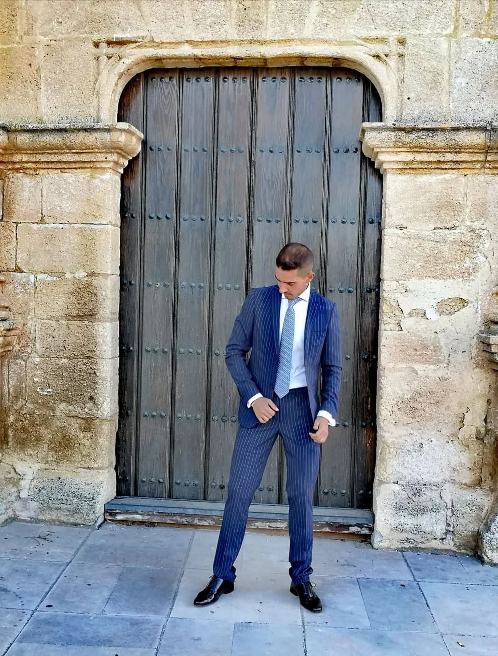 Traje azul oscuro con rayas diplomáticas