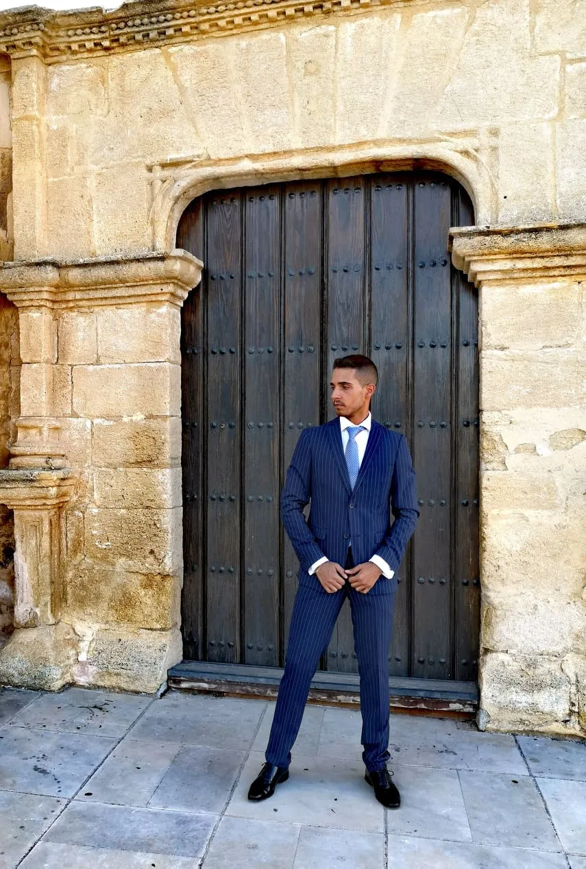 Traje azul oscuro con rayas diplomáticas