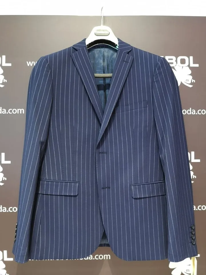 Traje azul oscuro con rayas diplomáticas