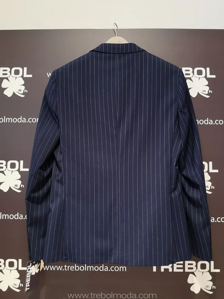 Traje azul oscuro con rayas diplomáticas