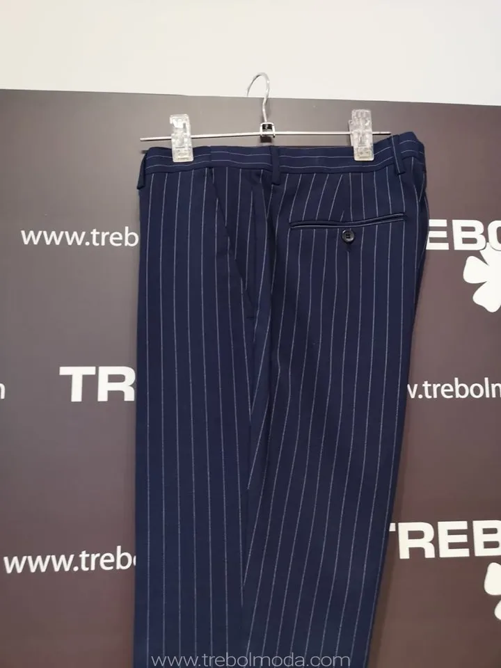 Traje azul oscuro con rayas diplomáticas